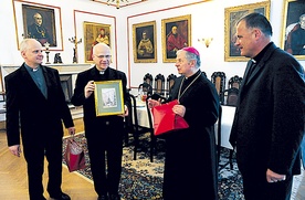 Gospodarze wręczyli pasterzowi i seminarium pamiątkowe obrazy z widokiem pomnika Jana Pawła II i kard. S. Wyszyńskiego z dziedzińca KUL. Stoją od lewej: ks. Jarosław Wojtkun, ks. Marek Chmielewski, bp Henryk Tomasik i ks. Antoni Dębiński