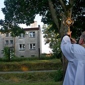 Stałym elementem każdej ewangelizacji jest procesja eucharytsyczna z błogosławieństwem domów 