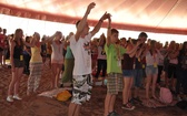 7 lipca. Uczestnicy Festiwalu Młodych śpiewali hymn centrum młodzieżowego "Studnia" przy bardzo ciekawej aranżacji