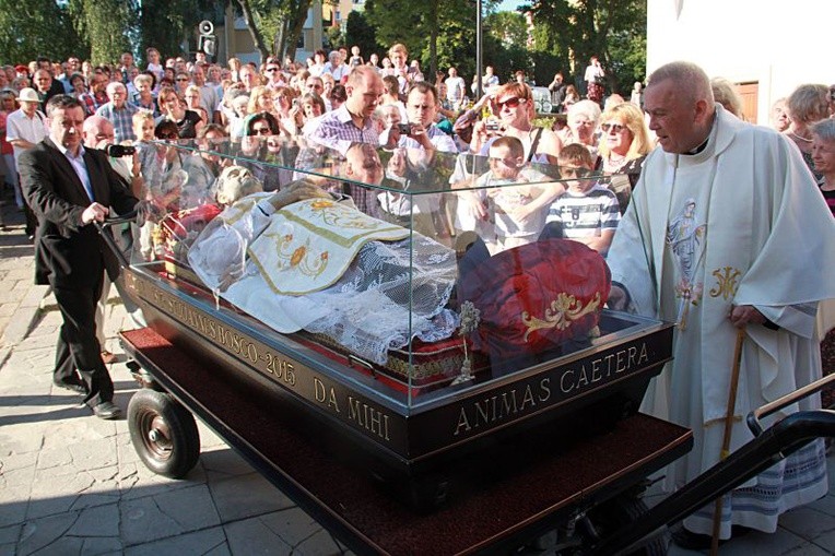 Setki wiernych witały relikwie św. Jana Bosko
