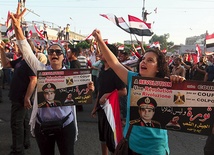 „To jest rewolucja, a nie zamach stanu” – głoszą napisy niesione przez tłum. Przeciwnicy Mursiego świętują obalenie legalnie wybranego prezydenta. Podobizna gen. as-Sisiego na transparentach pokazuje, w kim teraz demonstranci pokładają nadzieję. Mimo że jeszcze rok temu wołali:  „Precz z armią”. Tymczasem „dobra armia” zabija demonstrantów z drugiej strony konfliktu