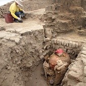 Pod posadzką zrujnowanej sali tronowej polscy archeolodzy odkryli nienaruszony królewski grobowiec preinkaskiej cywilizacji Wari. To pierwszy taki obiekt