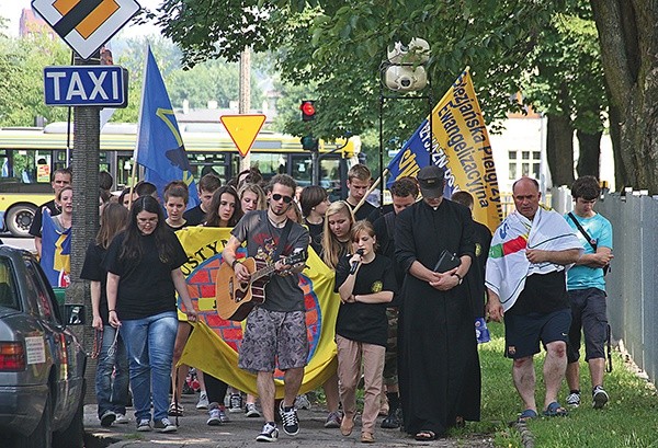 Chwilę po przyjeździe wyszli na ulicę. Idąc, odmawiali Koronkę do Miłosierdzia Bożego. Nie zrażali się nieprzychylnymi komentarzami niektórych przechodniów