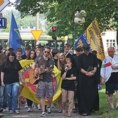 Chwilę po przyjeździe wyszli na ulicę. Idąc, odmawiali Koronkę do Miłosierdzia Bożego. Nie zrażali się nieprzychylnymi komentarzami niektórych przechodniów