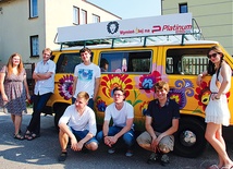 Siedmioosobowa grupa studentów z Pabianic żółtym busem z łowickim wzorem już niebawem wyruszy  zwiedzać Bałkany
