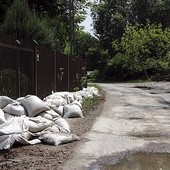 Wzdłuż ulic położonych nad rzeką mieszkańcy układali worki z piaskiem, by choć trochę zabezpieczyć swoje domy