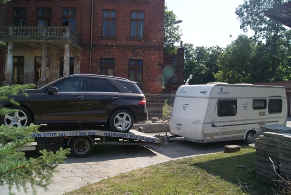 Żyrardowscy policjancji odzyskali skradziony samochód wraz z przyczepą