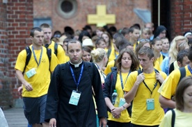 Młodzi wychodzący z fromborskiej katedry