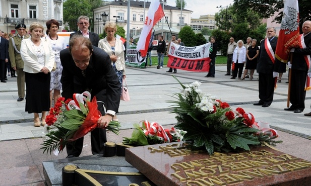 Wiązankę kwiatów składa prezes Towarzystwa Miłośników Lwowa i Kresów Południowo-Wschodnich Bogusław Stańczuk