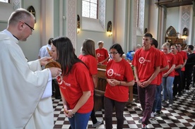 Młodzież modliła się w sanktuarium św. Stanisława Kostki i uczciła jego relikwie