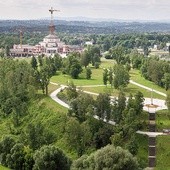 Z wieży widokowej przy sanktuarium Bożego Miłosierdzia w Łagiewnikach pobliskie Centrum Jana Pawła II „Nie lękajcie się” widać jak na dłoni 