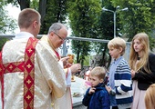 W dniu święceń dk. Czesław Cebulla służy bp. Andrzejowi udzielającemu Komunii św. 