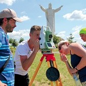  – Punkty pomiarowe znajdują się wokół figury, ale też w środku miasta i na jego obrzeżach. Sama niwelacja precyzyjna obejmowała ponad 5 km ciągów, a to tylko niewielka część naszej pracy – mówi dr inż. Zbigniew Muszyński