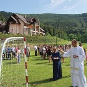  Zaraz po poświęceniu nowego boiska rozpoczął się pierwszy mecz…