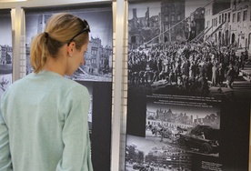 Zdjęcia z odbudowy Starego Miasta można obejrzeć na wystawie w Centrum Interpretacji Zabytku, przy ul. Brzozowej