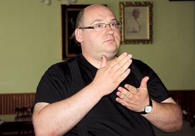 Migający ks. Grzegorz Sokalski