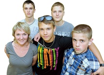 Ina Wojciechowicz z nastolatkami z Głębokiego 