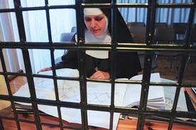 Siostra Barbara z planami remontu w klasztornej rozmównicy