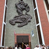 Poświęcenie figury św. Krzysztofa w tyskim kosciele pod jego wezwaniem w 2012 r.