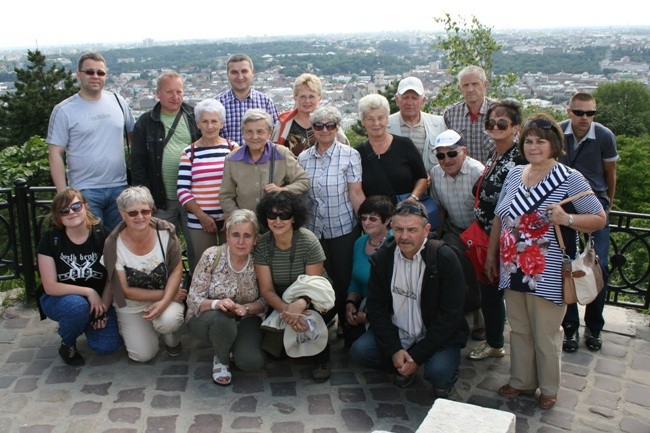 Pielgrzymi z Blizyna na tle panoramy Lwowa
