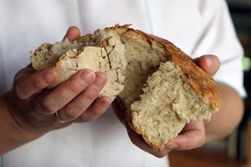 Jeżeli którego z was, ojców, syn poprosi o chleb, czy poda mu kamień?