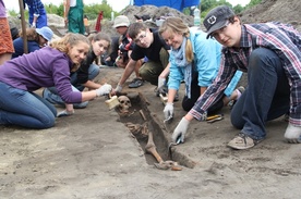 Uczniowie Letniej Szkoły Archeologii pracowali na terenie osiemnastowiecznego cmentarza 