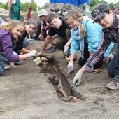 Uczniowie Letniej Szkoły Archeologii pracowali na terenie osiemnastowiecznego cmentarza 