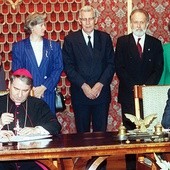 28 lipca 1993 konkordat między Stolicą Apostolską a Rzecząpospolitą Polską podpisali nuncjusz apostolski abp Józef Kowalczyk i minister spraw zagranicznych Krzysztof Skubiszewski. W uroczystości uczestniczyli także: prezydent Lech Wałęsa, premier Hanna Suchocka, marszałek Sejmu Wiesław Chrzanowski, marszałek Senatu August Jan Chełkowski, wicemarszałek Senatu Alicja Grześkowiak i wicepremier  Henryk Goryszewski