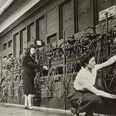 ENIAC, czyli Elektroniczny Numeryczny Integrator i Komputer, wybudowany  w połowie lat 40.  XX wieku w USA, pracował głównie na potrzeby wojska