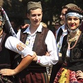 Festiwal rozpoczął się korowodem zespołów folklorystycznych w skansenie w Ochli. Inaugurację „Folkowej Góry” połączono  z miejscowym Świętem Miodu