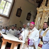 W rekonsekrowanym kościele znajduje się m.in. późnorenesansowy ołtarz główny z obrazami Matki Bożej Częstochowskiej, św. Anny i rzeźbami  apostołów Piotra i Pawła