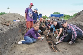  – Ten szkielet datuje się na koniec osiemnastego, początek dziewiętnastego wieku – mówi uczniom Letniej Szkoły Archeologii Maciej Trzeciecki (kuca trzeci z lewej). Stoi Barbara Fuglewicz