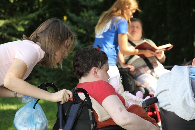 Wczasorekolekcje niepełnosprawnych w Dąbrowicy
