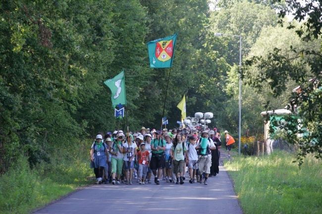 Podniosę flagę, wysoko, wysoko...