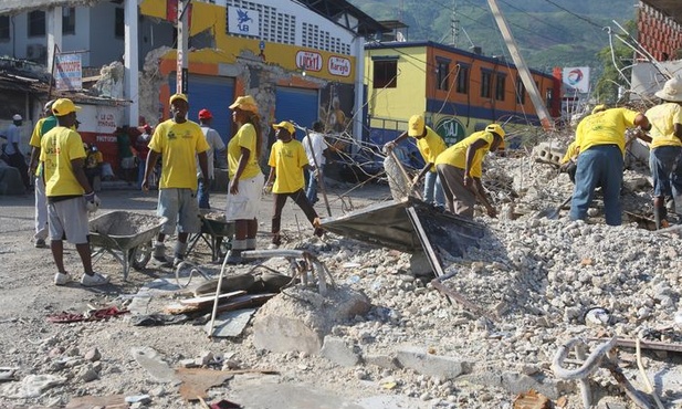 Haiti: odbudowują kościół