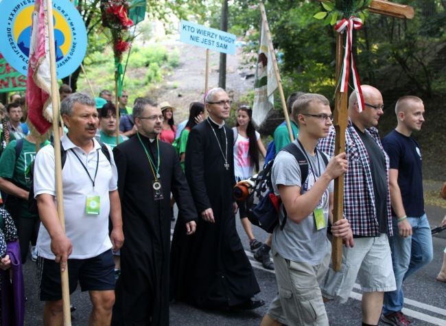 Tradycyjnie z pielgrzymami wyruszył bp Piotr Libera, który pierwszego dnia będzie towarzyszył pątnikom 