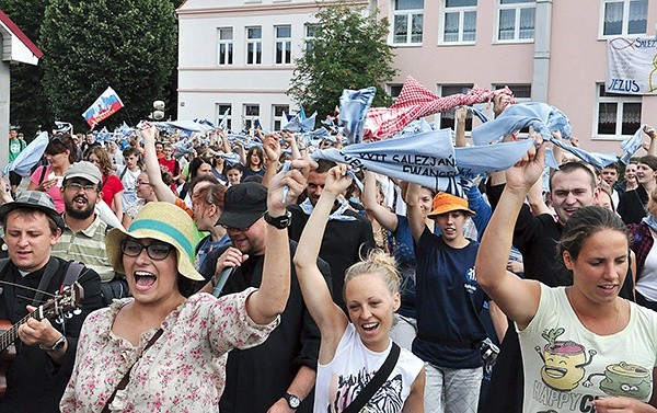  Każdego dnia pielgrzymki jest jakieś działanie ewangelizacyjne. Uczestniczą w nim wszyscy, łącznie z mieszkańcami danej miejscowości