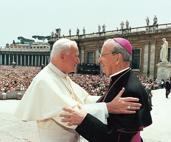 Don Àlvaro był bliskim współpracownikiem Jana Pawła II. Zdjęcie z 18 maja 1992 roku