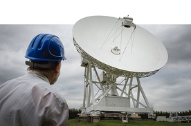 Radioteleskopy przypominają ogromne anteny satelitarne 
