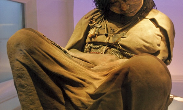 Dziewczynkę z Llullaillaco znaleziono wysoko w Andach w 1999 roku. Aż trudno uwierzyć, że „śpi” w takiej pozycji już 500 lat
