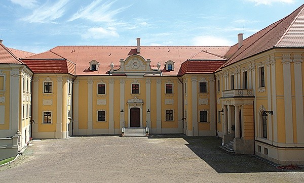  Dziedziniec Starego Opactwa w Rudach, gdzie w dniu odpustu sprawowana będzie Eucharystia