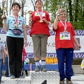 Leokadia Klimowicz na najwyższym podium podczas polanickich zawodów Pucharu Polski w nordic walking