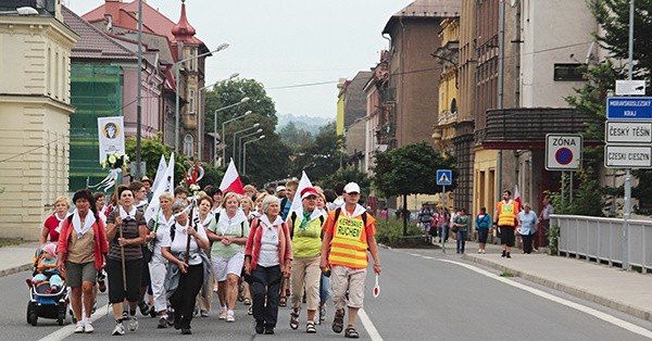 Zaolziańscy pielgrzymi  na granicznym moście na Olzie