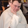 Ks. Piotr Szydełko CRL, w białej sutannie,  którą kanonicy regularni noszą w dni świąteczne (na co dzień noszą czarną)