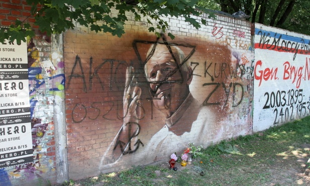 Wandale zniszczyli wizerunek Jana Pawła II