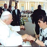  W 2002 roku pani Magda spotkała się z Janem Pawłem II i wręczyła mu swe świadectwo wiary i nawrócenia 