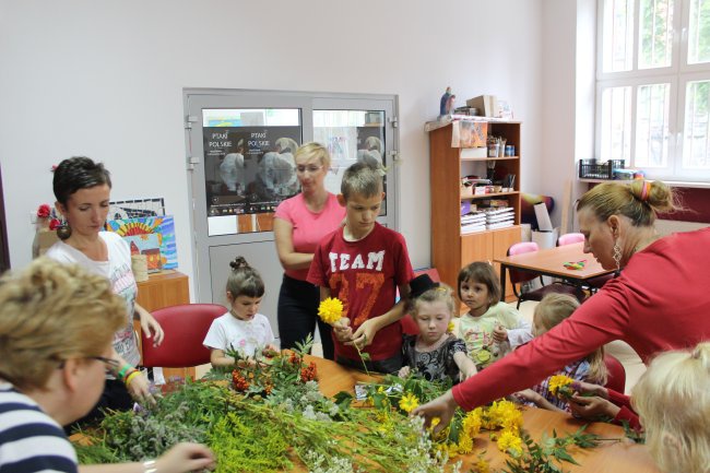 Dzieci uczyły się pleść wianki