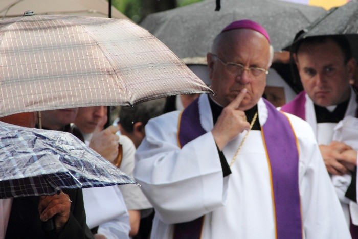 Bp Józef Zawitkowski w zadumie nad grobem śp. ks. prał. Mieczysława Iwanickiego