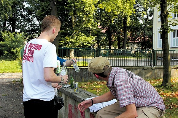 Podczas wakacji nietrudno spotkać młodzież nadużywającą alkoholu