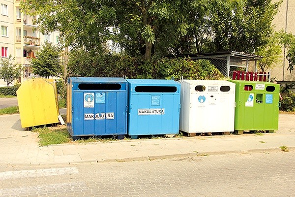  Na gdańskiej Oruni Górnej śmieci są zabierane z pojemników na bieżąco  